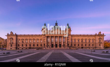 Le Tribunal administratif fédéral de Leipzig, Allemagne | Bundesverwaltungsgericht Leipzig am Morgen Banque D'Images