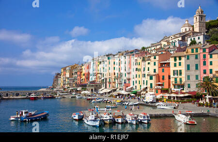 Rangée de maisons colorées au port de Portovenere, province La Spezia, Riviera di Levante, ligurie, italie Banque D'Images