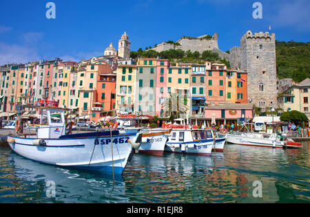 Rangée de maisons colorées au port de Portovenere, province La Spezia, Riviera di Levante, ligurie, italie Banque D'Images