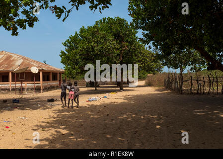 L'Île Orango, Guinée-Bissau - 3 Février 2018 : les jeunes garçons jouant au village d'Eticoga dans l'île d'Orango. Banque D'Images