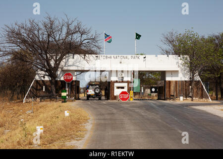 Etosha National Park - porte de l'entrée orientale, ou Von Lindequist menant au camp de Namutoni, Etosha, Namibie, Afrique du Sud Banque D'Images