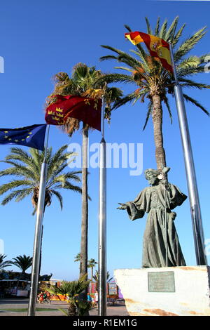 Santiago de la Ribera, Murcia, Espagne - 31 juillet 2018 : La statue 'Hommage à la Pilgrim', par Juan Jose Quiros, sur l'Explanada Barnuevo, avec des drapeaux de Banque D'Images