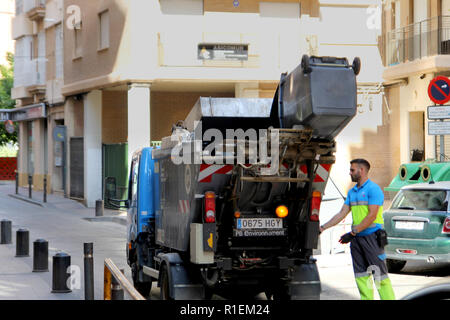 Murcia, Espagne - 4 août 2018 : gestion des déchets les ordures ménagères vidange d'un dispositif ou poubelle dans un petit camion appartenant à 'PB Enviro Banque D'Images