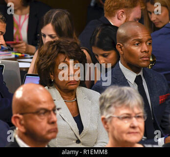 Washington DC, USA, le 13 juin 2017, sénatrice Maxine Eau (démocrate de Californie) est assis derrière Marie l'épouse de Sessions Procureur Général Jeff sessions au cours de son témoignage devant le Comité du renseignement du Sénat Banque D'Images