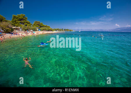 BRAC, Croatie - 6 août 2018 - plage de galets sur l''île de Brac avec de l'eau de l'océan turquoise clair, Supetar, Brac, Croatie Banque D'Images