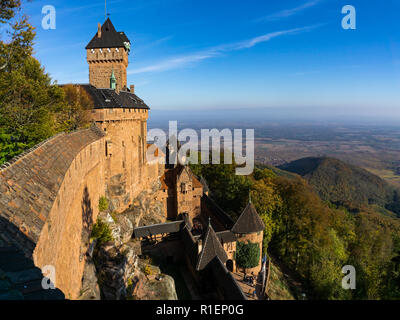 Château du Haut-Koenigsbourg dominant la plaine d'Alsace sur une journée ensoleillée, la France. Banque D'Images