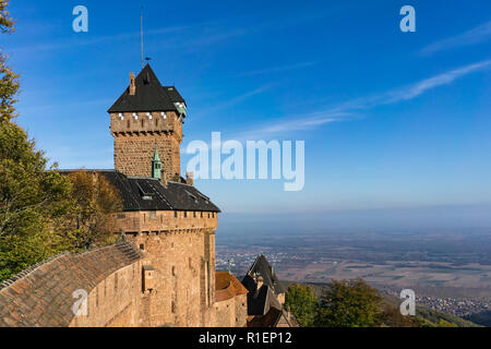 Château du Haut-Koenigsbourg dominant la plaine d'Alsace sur une journée ensoleillée, la France. Banque D'Images