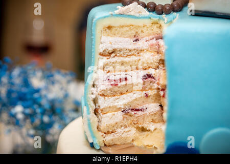 La Sainte Communion gâteau décoré avec bible et la cerise sur le haut Banque D'Images