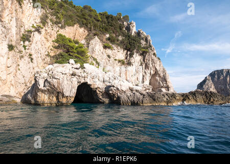 Grottes dans les falaises de l'île de Capri, dans la baie de Naples, Italie. Photographié lors d'un voyage en bateau autour de l'île. Banque D'Images