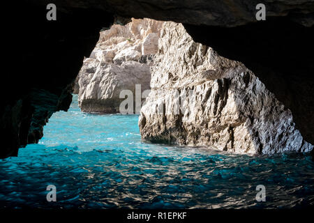 Le Green Grotto (également connu sous le nom de la grotte d'Émeraude), Grotta Verde, sur la côte de l'île de Capri, dans la baie de Naples, Italie. Banque D'Images
