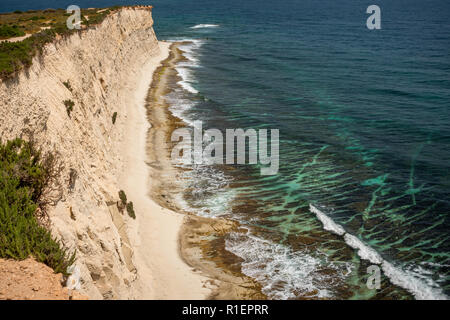 Paysage autour de Marsascala Malte Cliffs, arche, l'eau de la Méditerranée autour de St Thomas bay. Côté et vue ci-dessus. La sérénité, la tranquilité. wh Banque D'Images