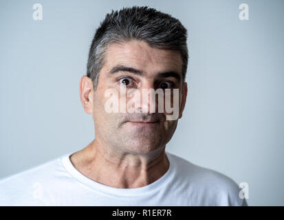 Portrait d'une 40s 50s l'homme en état de choc avec une expression de peur sur son visage faisant des gestes effrayés dans les sentiments et émotions de l'expression faciale co Banque D'Images