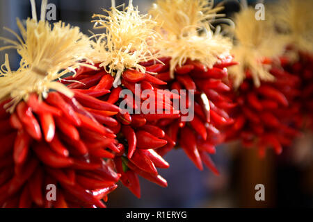 Fournisseurs proposent enfilées main ristas piment rouge pour la cuisine et comme souvenirs à Santa Fe, NM, États-Unis Banque D'Images