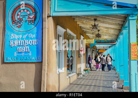 Les gens se promener sur les colonnades historique dans le shopping, restaurant, et galerie d'art district de centre-ville de Santa Fe, NM pendant le coucher du soleil Banque D'Images