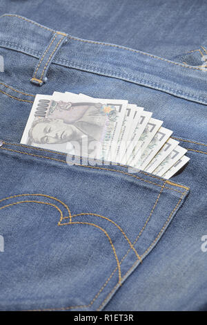 Yen japonais en jeans pocket - 10 000 yen Banque D'Images