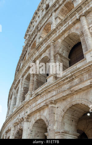 ROME, ITALIE - 25 octobre 2018 : le Colisée à Rome, Italie. Colisée romain antique est l'une des principales attractions touristiques en Europe. Banque D'Images