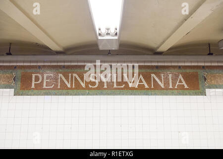 Pennsylvania Station Mosaic Sign, New York City, États-Unis d'Amérique. Banque D'Images