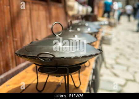 Saj est pots pour barbecue ou kebap à vendre au marché. Banque D'Images