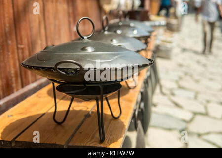 Saj est pots pour barbecue ou kebap à vendre au marché. Banque D'Images