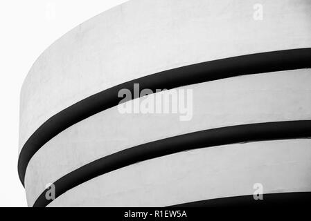 La ville de New York, USA - Le 23 juin 2018 : Le Musée Solomon R. Guggenheim d'art moderne et contemporain conçu par Frank Lloyd Wright Banque D'Images