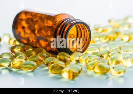Omega 3 capsules de gel. Pilules d'huile de poisson. Des oméga-3 en bouteille en verre. Banque D'Images