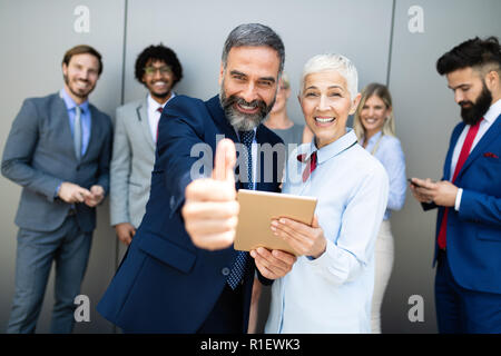 Portrait of creative business team standing ensemble et rire Banque D'Images