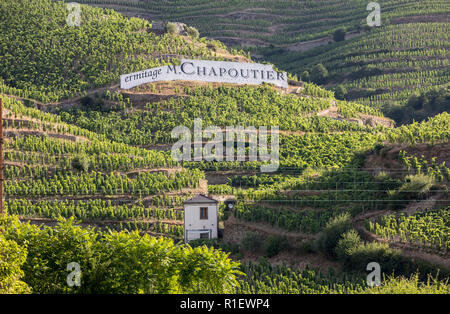 Tain l'Hermitage, France - le 28 juin 2017 : avis de M. Chapoutier Crozes-Hermitage les vignobles de Tain l'Hermitage, vallée du Rhône, France Banque D'Images