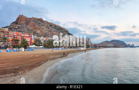 Promenade à la Marina d'Alicante de nuit - Espagne Banque D'Images