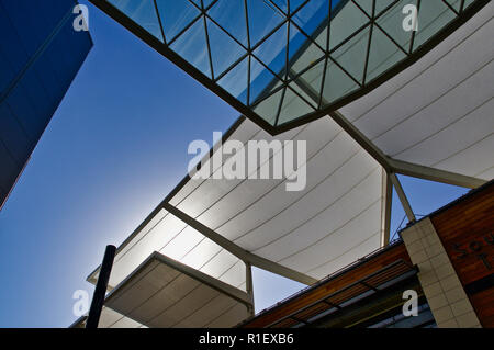 Abstract structure du toit avec sun shining through Banque D'Images