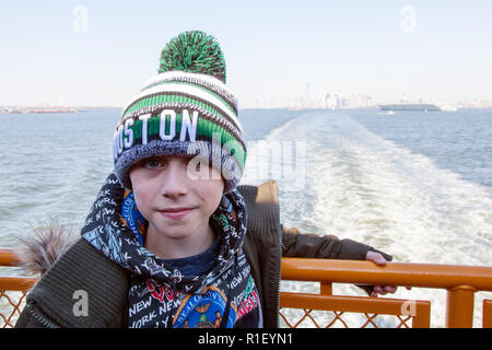 Un garçon de neuf ans sur le ferry pour Staten Island, New York , États-Unis d'Amérique. Banque D'Images