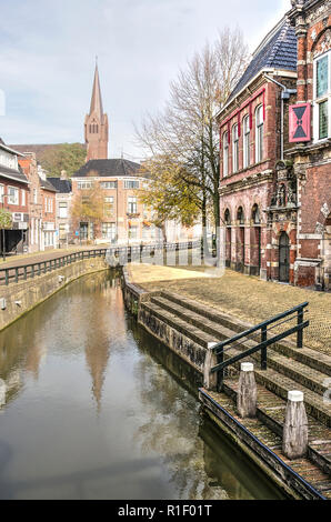 Bolsward, aux Pays-Bas, le 4 novembre 2018 : les étapes menant au niveau de l'eau dans Dijlakker étroit canal, avec la tour de l'église Saint Franciscus dans Banque D'Images