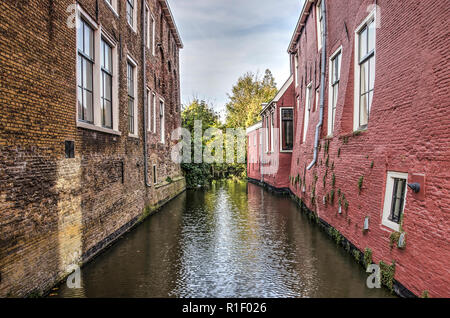 Bolsward, aux Pays-Bas, le 4 novembre 2018 : canal étroit entre deux maisons anciennes dans le centre-ville historique Banque D'Images