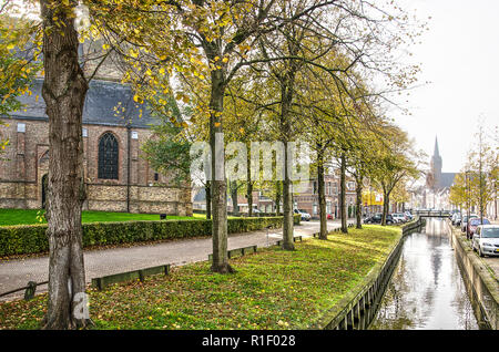 Bolsward, aux Pays-Bas, le 4 novembre 2018 : partie d'Dijlakker étroit canal près de église Martini, avec la tour de l'église Saint Franciscus Banque D'Images