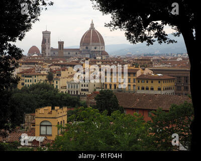 Vue sur Florence depuis San Miniato colline au-dessus de la porte de San Niccolò vers le Dôme, la coupole de Brunelleschi et le campanile de Giotto à Florence, Italie Banque D'Images