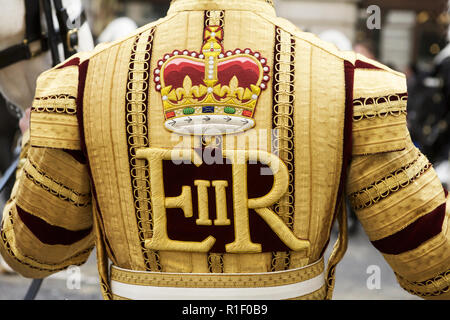 Broderie : uniformes cérémoniels : uniforme cérémoniel de la Household Cavalry Mounted Band. Elizabeth Regina II, emblème royal. Banque D'Images