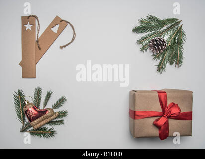 Noël Nouvel An ou concept de l'emballage-cadeau, papier, enveloppes, des branches d'arbre de Noël, sur un fond blanc, placez le texte télévision lay Banque D'Images