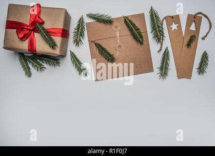 Noël Nouvel An ou concept de l'emballage-cadeau, papier, enveloppes, des branches d'arbre de Noël, sur un fond blanc, placez le texte télévision lay Banque D'Images