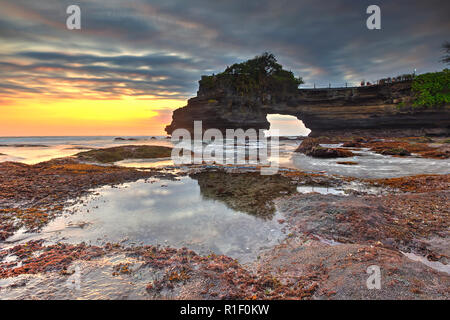 Plage magnifique coucher de soleil à Tanah Lot, l'Indonésie. Banque D'Images