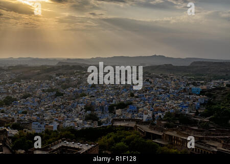 Jodhpur vue aérienne au coucher du soleil vu de Mehrangarh Fort Banque D'Images