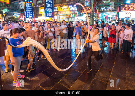 XIAN, CHINE - 25JUL2017 : un restaurant de nouilles faire travailleur dans Hui Min Jie ou musulmans Street, une rue piétonne populaire à Xian. Banque D'Images