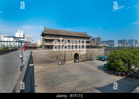 XIAN, CHINE - 26JUIL 2018 : l'Archer Tower est l'entrée principale de la ville de Xian murs qui sont les plus complètes de la Chine. Banque D'Images