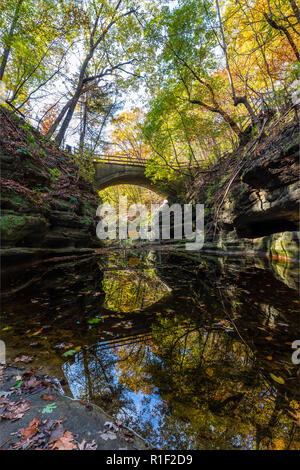 L'eau qui coule à travers un canyon à Matthiessen State Park à l'automne avec la belle laisse tombé à l'eau et de ciel bleu. Banque D'Images