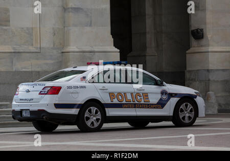 Capitol Police véhicule stationné sur la colline du Capitole de Washington DC Banque D'Images