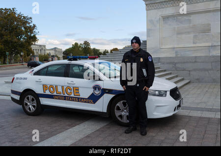 Capitol policier en service sur la colline du Capitole de Washington DC Banque D'Images