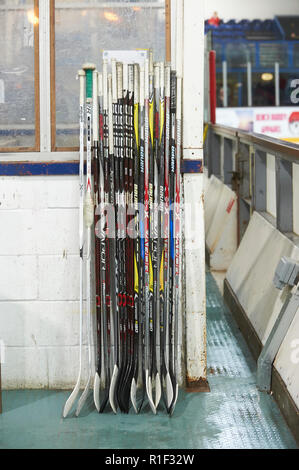Bâtons de hockey sur glace à la fin d'une période dans le jeu. Banque D'Images