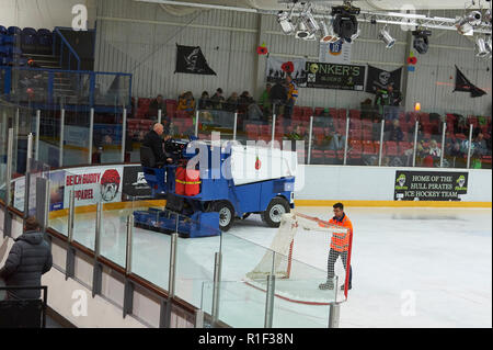 La réparation de la machine à glace Zamboni glace défoncée de match de hockey à la Coque Pirates Ice Arena, Hull, East Riding of Yorkshire, Angleterre, RU, FR. Banque D'Images