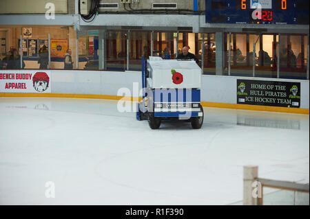 La réparation de la machine à glace Zamboni glace défoncée de match de hockey à la Coque Pirates Ice Arena, Hull, East Riding of Yorkshire, Angleterre, RU, FR. Banque D'Images