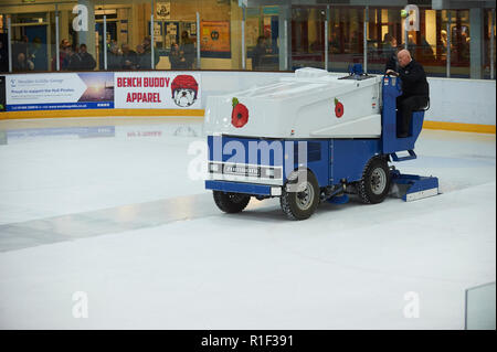 Machine à glace Zamboni la réparation des ornières de la glace d'un match de hockey à la Coque Pirates Ice Arena, Hull, East Riding of Yorkshire, Angleterre, RU, FR. Banque D'Images