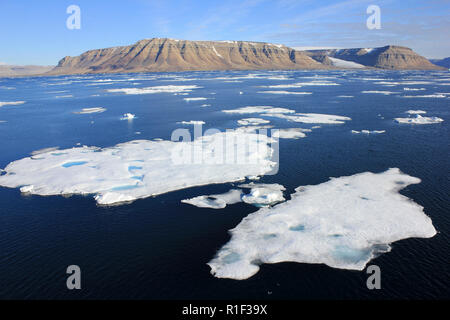 Des blocs de glace dans le détroit de Lancaster, au Nunavut, Canada avec l'île de Devon en arrière-plan, vue de l'Amundsen Banque D'Images