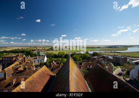 Vue sur le seigle de St.Mary's Church tower. Vues sur la ville de Rye, vers la rivière Rother, Ypres Tower et le seigle Harbour et Dungeness Banque D'Images